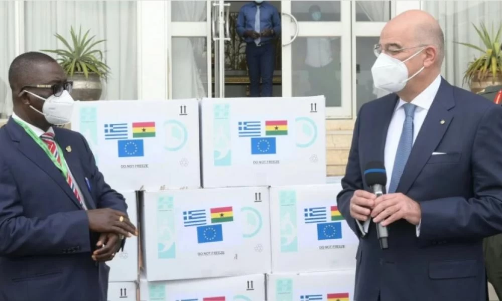 Δένδιας: Παρέδωσε 150.000 δόσεις εμβολίων κατά της Covid στη Γκάνα